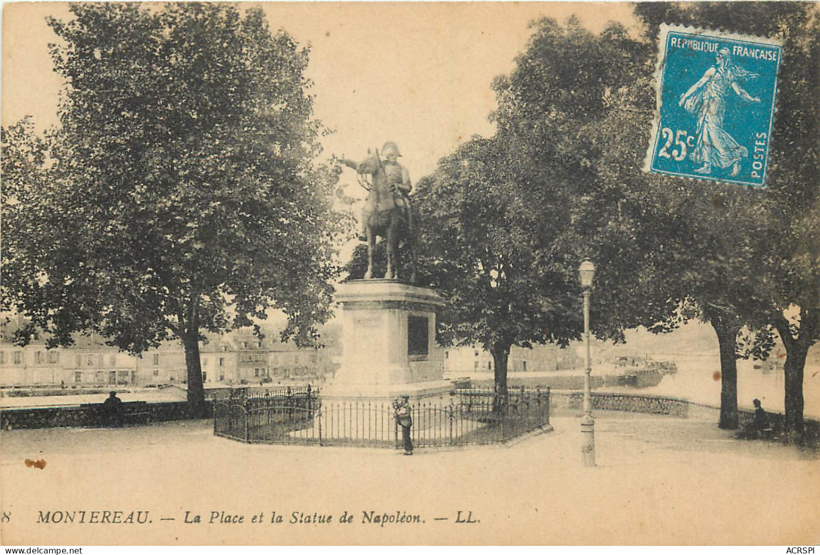 77   Seine Et Marne  Montereau La Place Et La Statue De Napoléon     N° 33 \MN6017 - Montereau