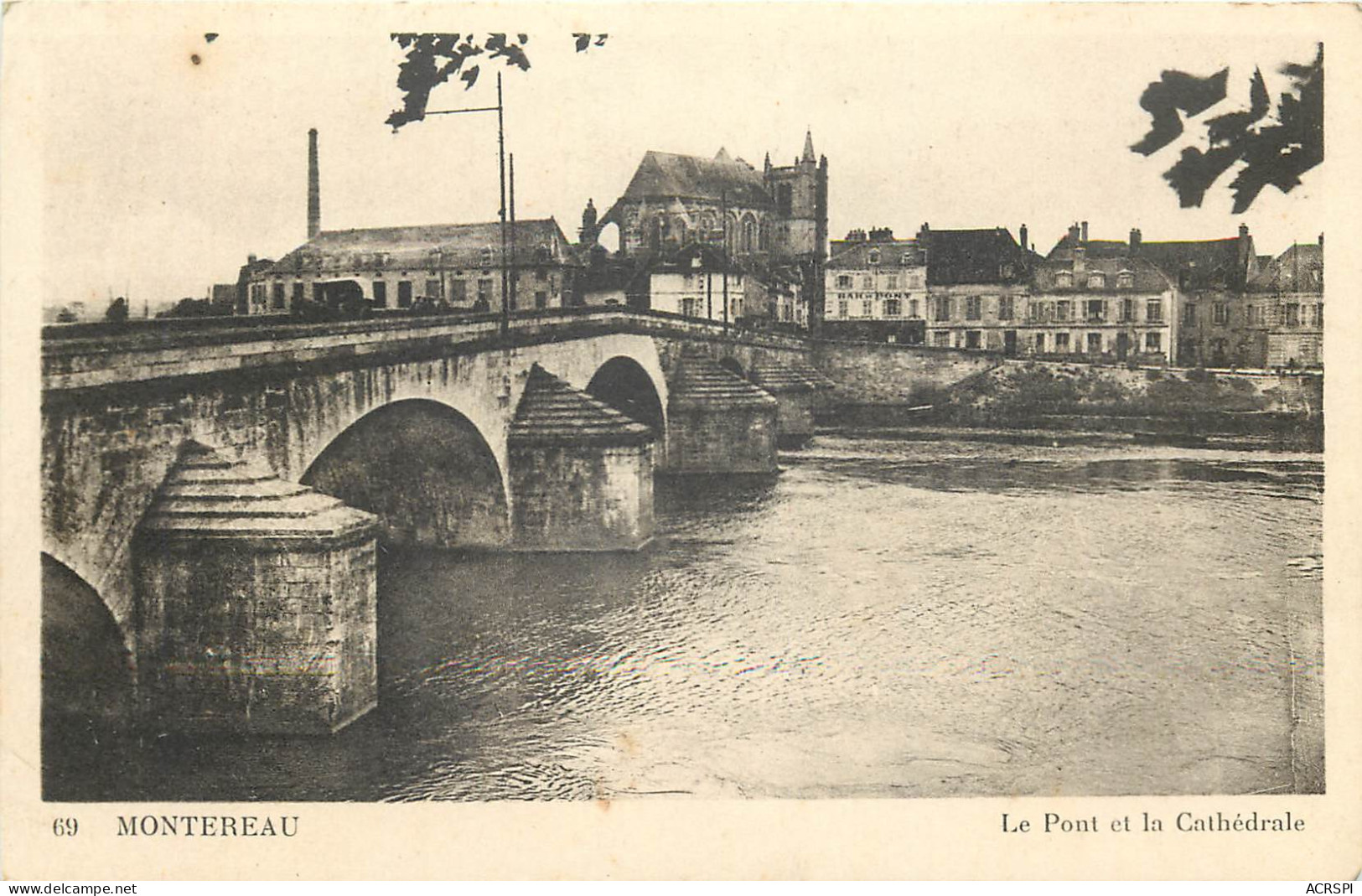 77  Seine Et Marne  Montereau  Le Pont Et La Cathédrale    N°31 \MN6019 - Montereau