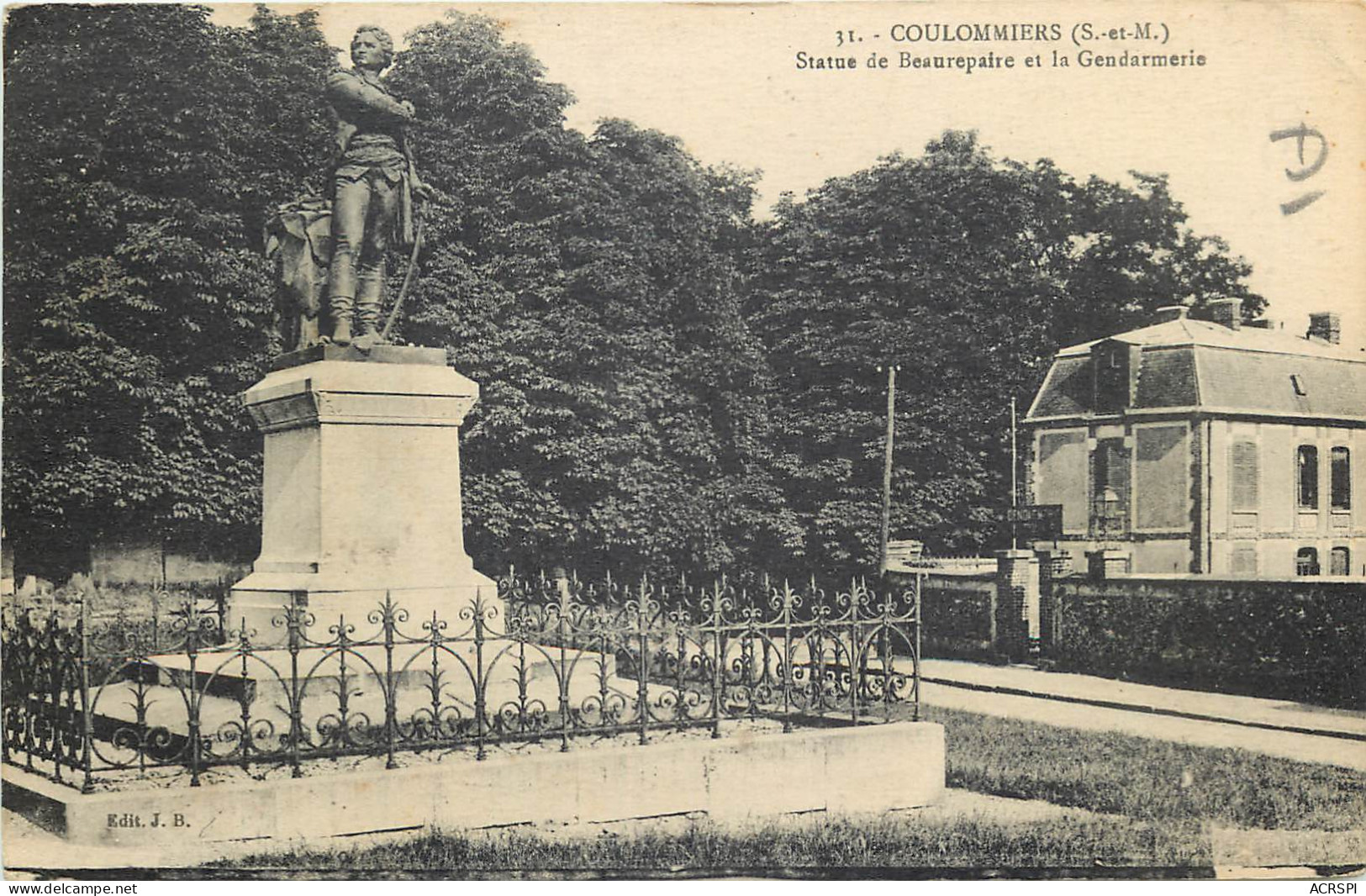 77  Seine Et Marne Coulommiers Statue De Beaurepaire Et La Gendarmerie     N° 63\MN6020 - Coulommiers