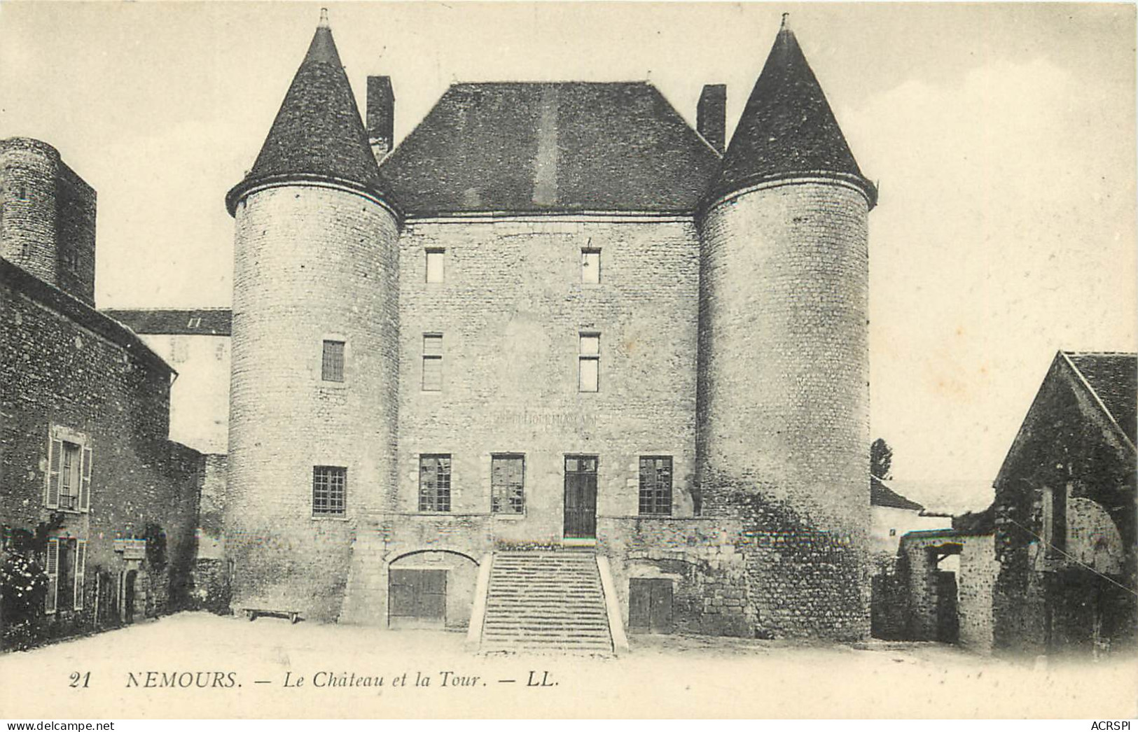 77  Seine Et Marne   Nemours Le Château Et La Tour        N° 15 \MN6021 - Nemours