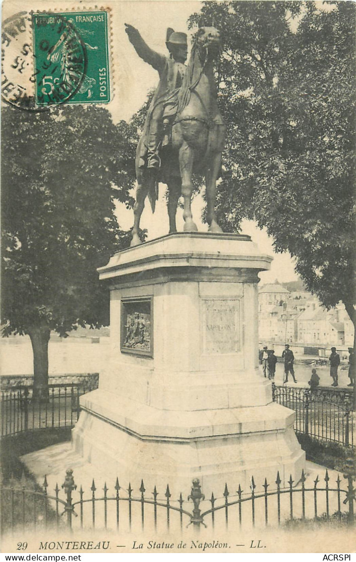 77 Seine Et Marne  Montereau La Statue  De Napoléon     N° 34 \MN6023 - Montereau