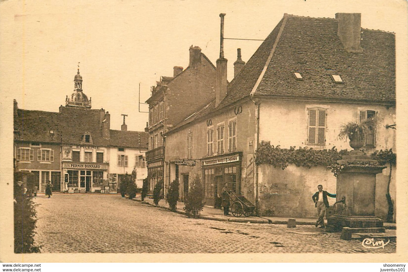 CPA Saulieu-Place Des Terreaux       L1919 - Saulieu