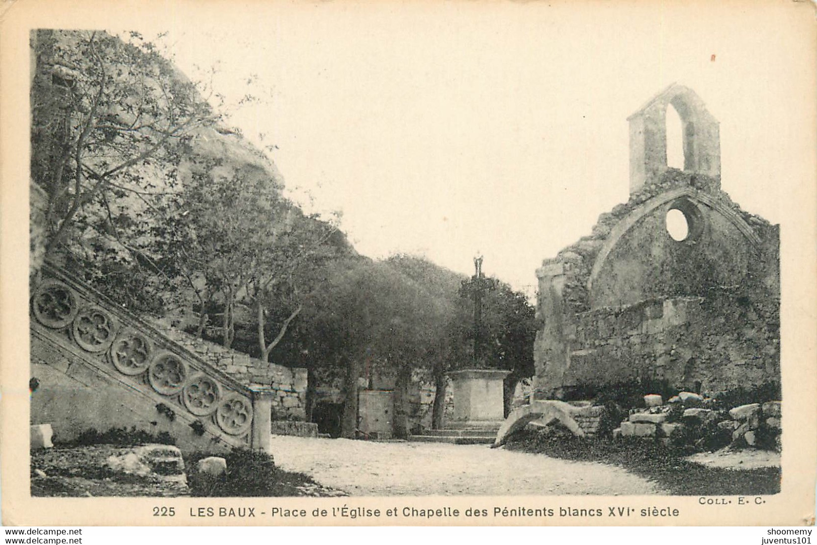 CPA Les Baux-Place De L'église Et Chapelle Des Pénitents   L1084 - Les-Baux-de-Provence