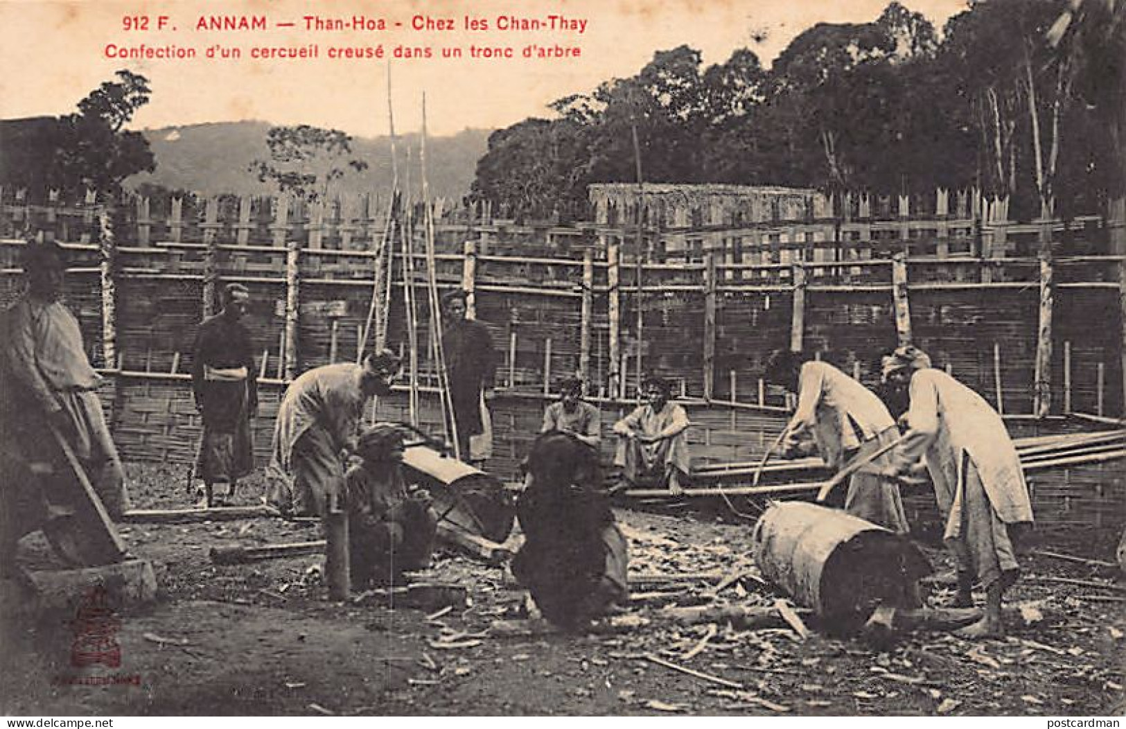 Viet Nam - THAN HOA - Chez Les Chan-Thay - Confection D'un Cercueil Creusé Dans  - Viêt-Nam