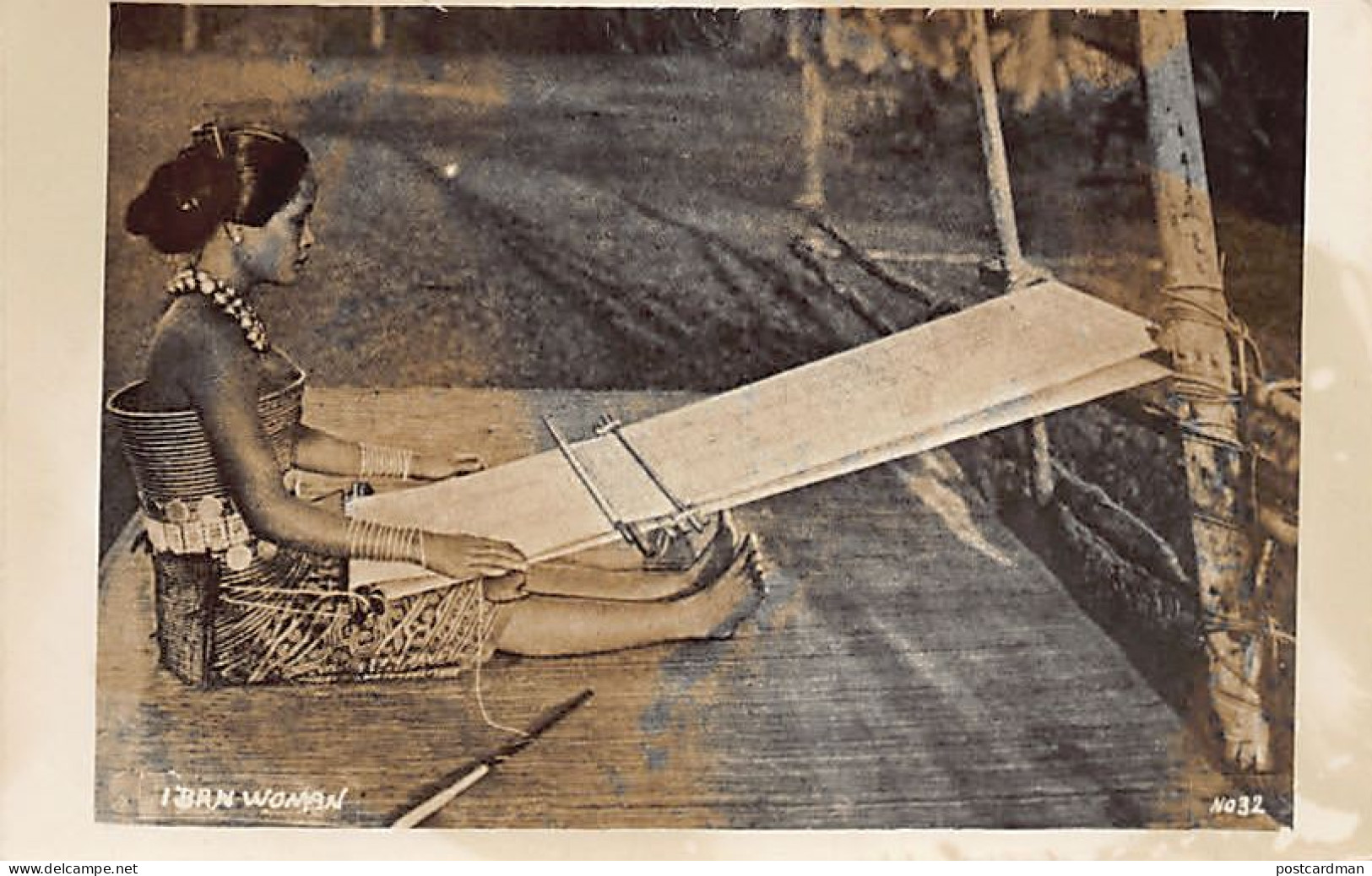 Malaysia - Iban Woman Weaving - REAL PHOTO - Publ. Unknown 32 - Malaysia