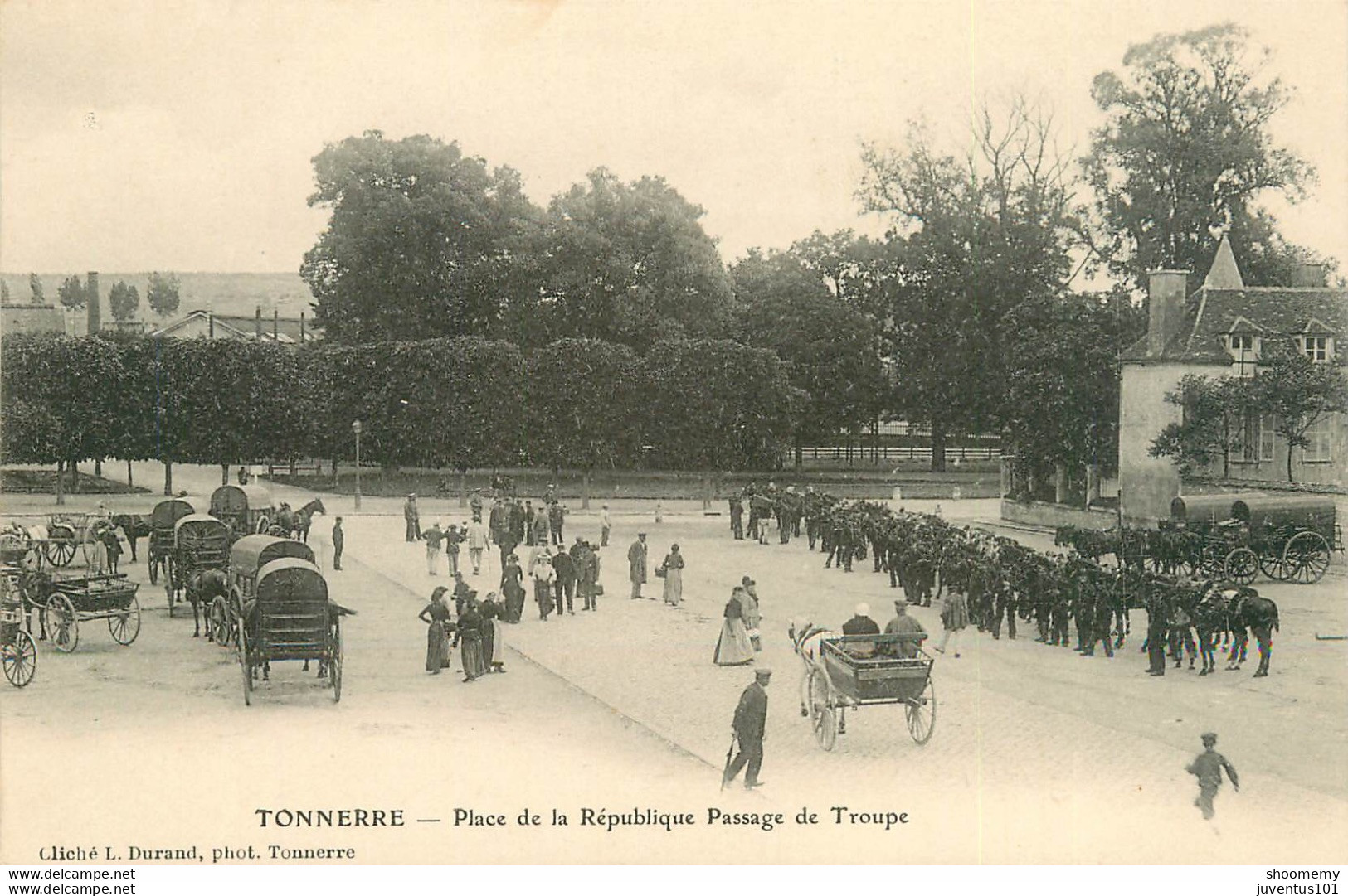 CPA Tonnerre-Place De La République Passage De Troupe   L1441 - Tonnerre