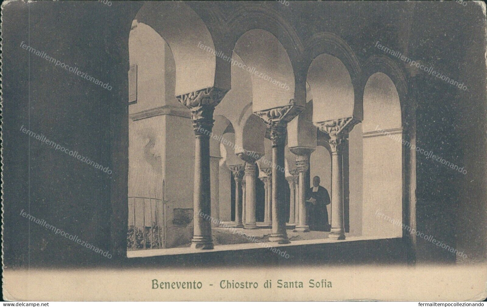 Cr262 Cartolina  Benevento Citta' Chiostro Di Santa Sofia Campania - Benevento