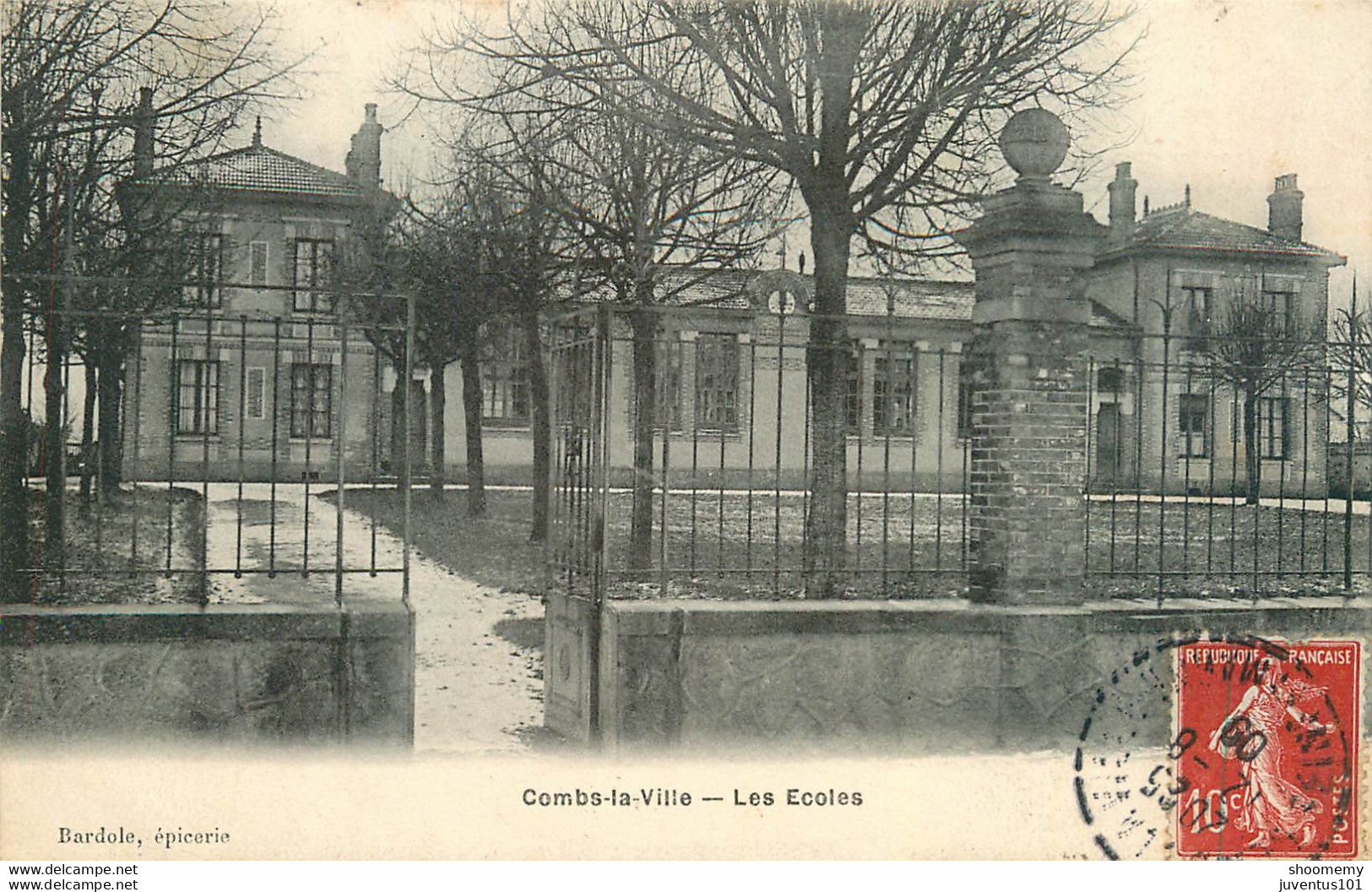 CPA Combs La Ville-Les écoles-Timbre     L2098 - Combs La Ville