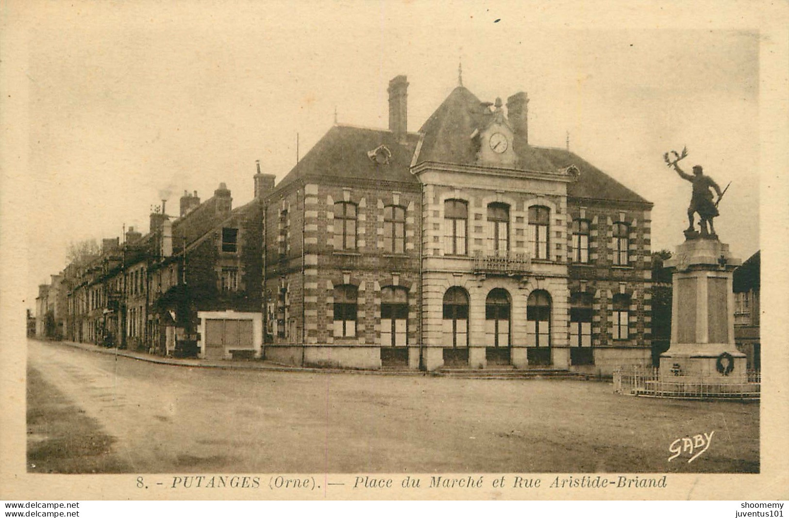 CPA Putanges-Place Du Marché Et Rue Aristide Briand-8-Timbre      L2145 - Putanges