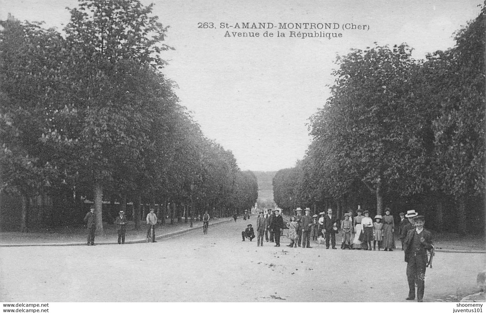 CPA Saint Amand Montrond-Avenue De La République-263      L2452 - Saint-Amand-Montrond