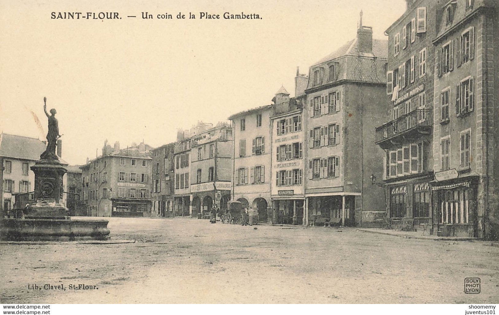 CPA Saint Flour-Un Coin De La Place Gambetta       L2447 - Saint Flour