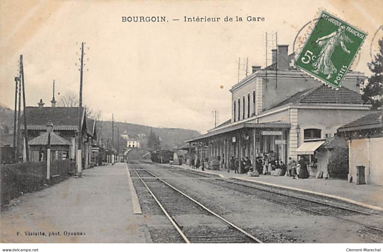 BOURGOIN - Intérieur De La Gare - état - Bourgoin