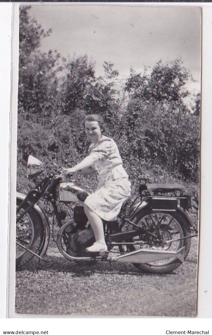 MOTO : Photo D'une Femme Sur Une Moto (format 10x6 Cm) - Très Bon état - Motorfietsen