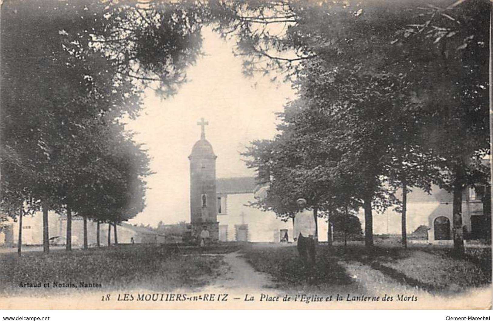 LES MOUTIERS EN RETZ - La Place De L'Eglise Et La Lanterne Des Morts - Très Bon état - Les Moutiers-en-Retz