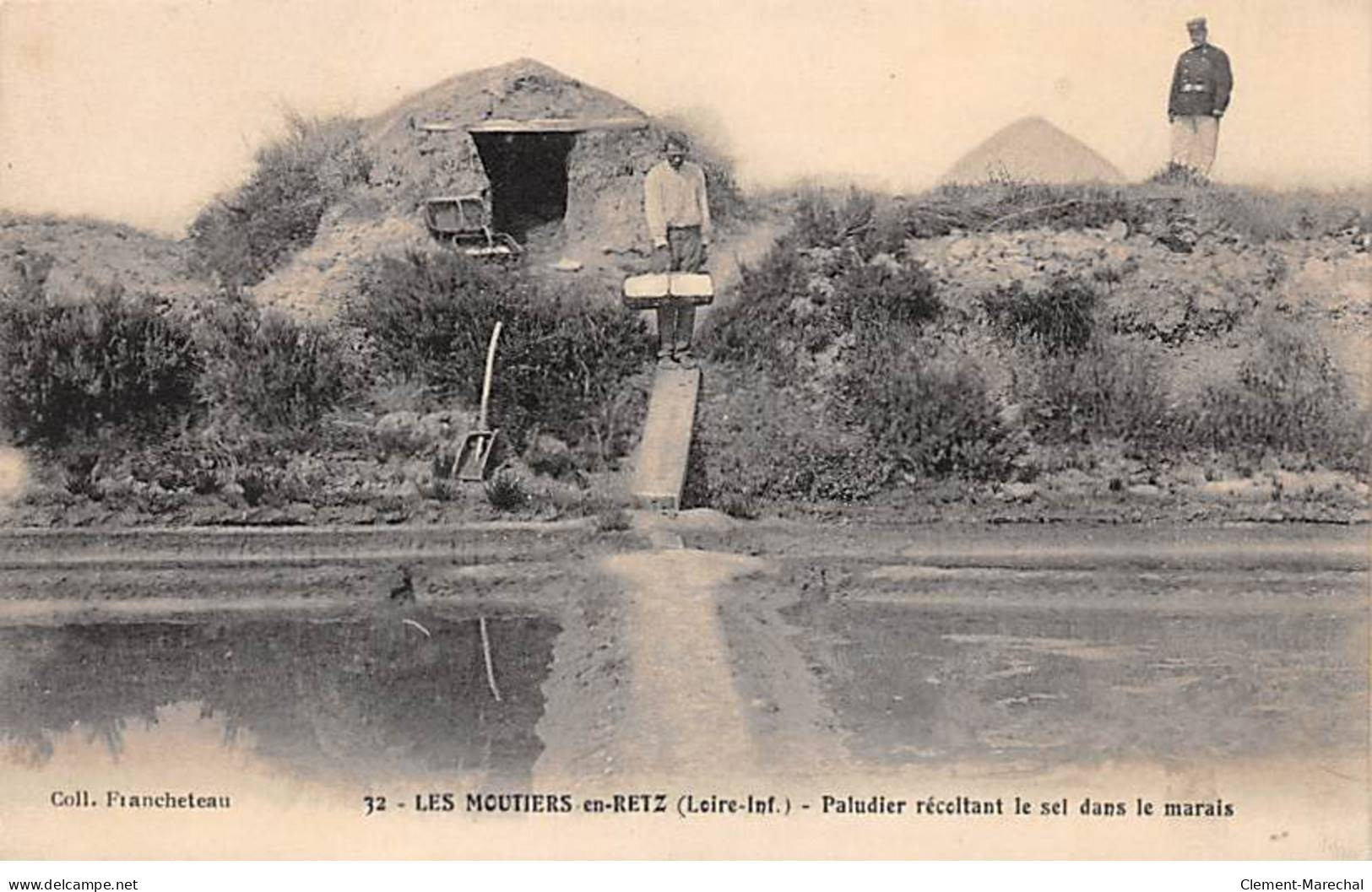 LES MOUTIERS EN RETZ - Paludier Récoltant Le Sel Dans Le Marais - Très Bon état - Les Moutiers-en-Retz