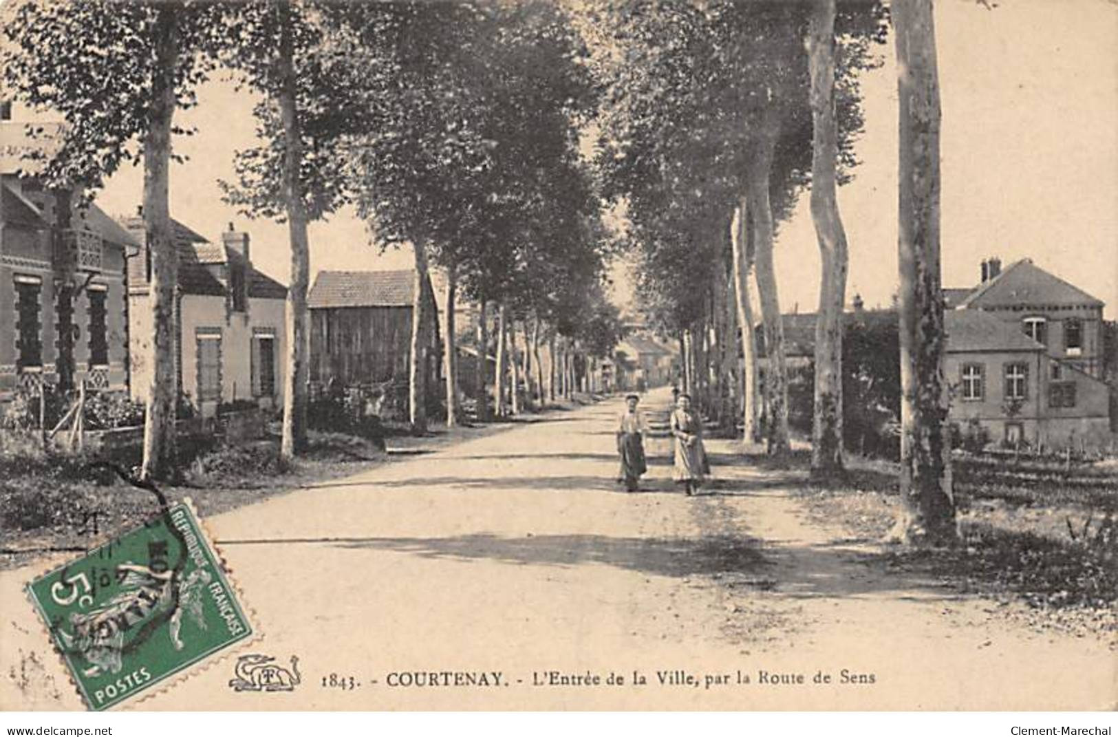COURTENAY - L'Entrée De La Ville, Par La Route De Sens - Très Bon état - Courtenay