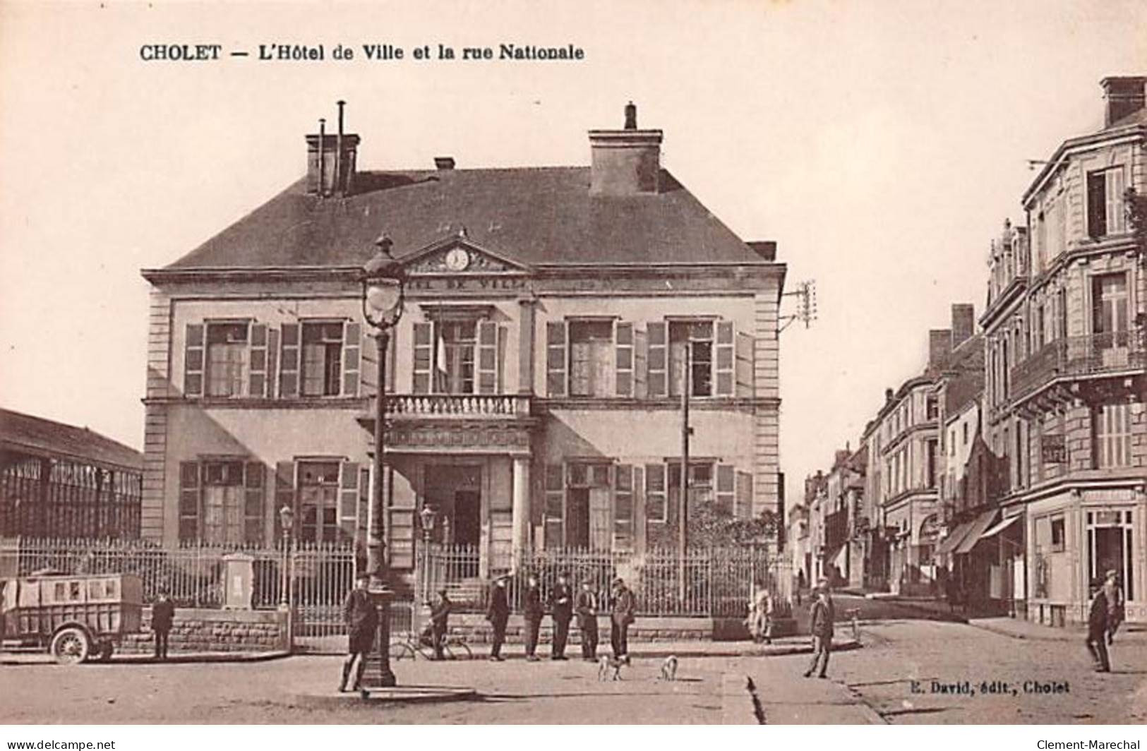 CHOLET - L'Hôtel De Ville Et La Rue Nationale - Très Bon état - Cholet