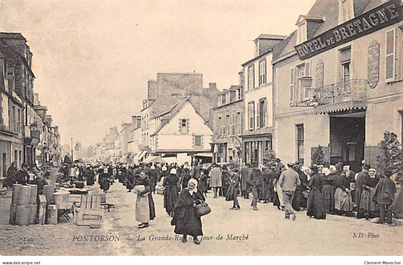 PONTORSON - La Grande Rue Un Jour De Marché - Très Bon état - Pontorson