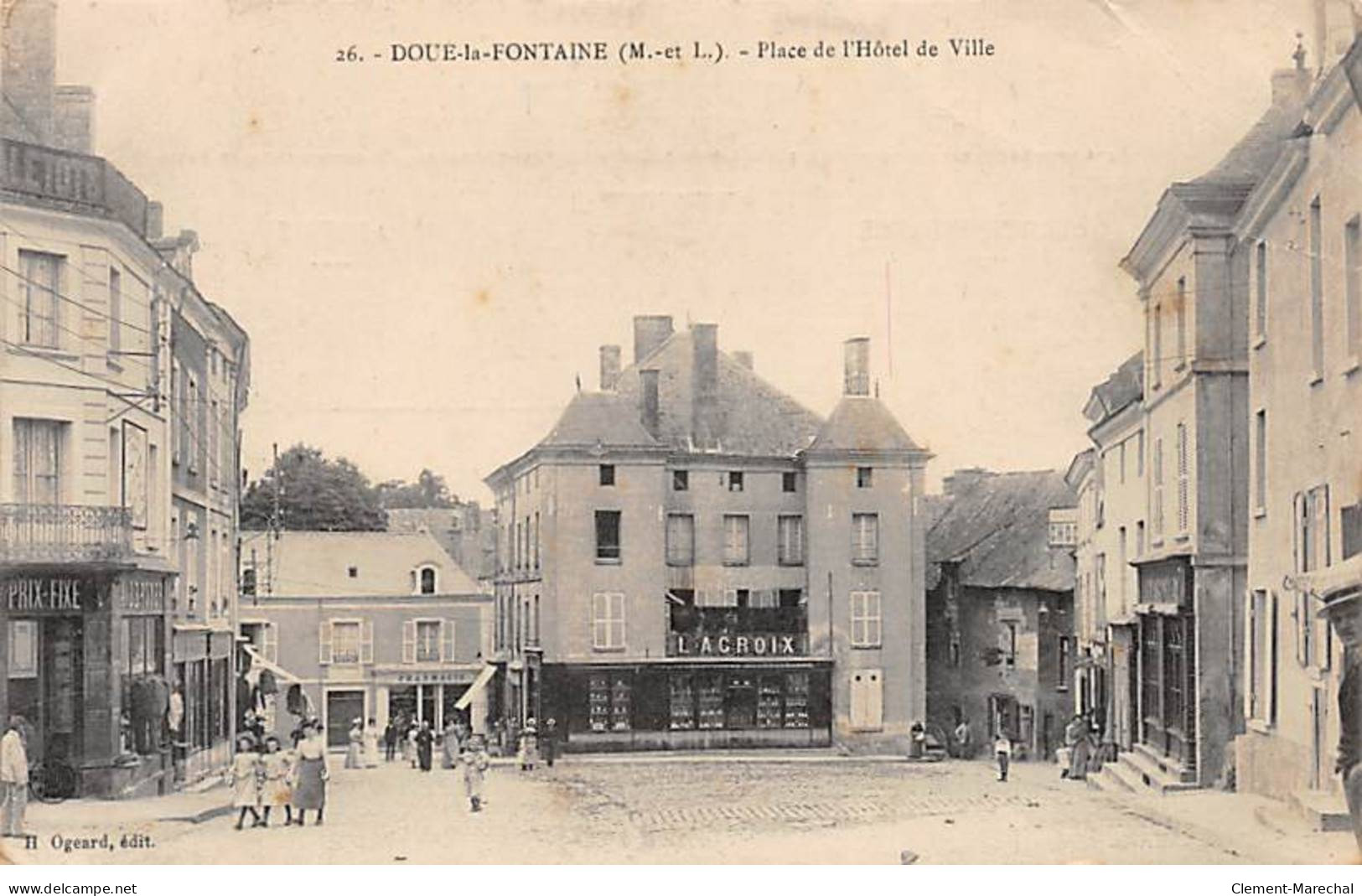 DOUE LA FONTAINE - Place De L'Hôtel De Ville - Très Bon état - Doue La Fontaine