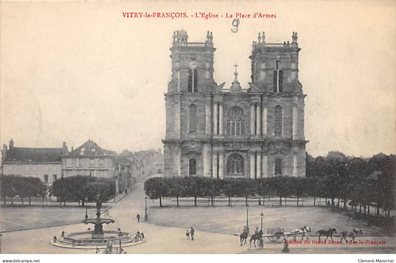 VITRY LE FRANCOIS - L'Eglise - La Place D'Armes - Très Bon état - Vitry-le-François