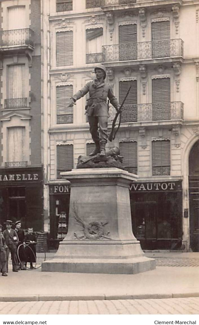 PARIS - La Statue Du Sergent Bobillot - Très Bon état - Distrito: 11