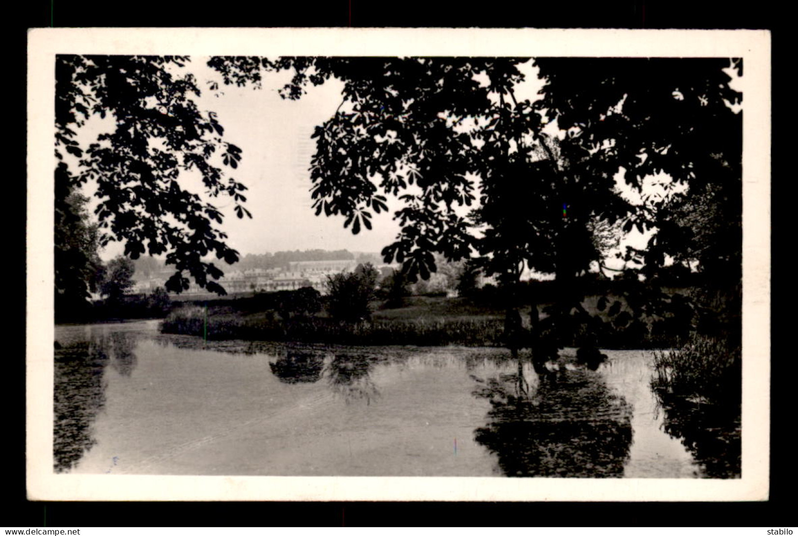 08 - SEDAN - LES RIVES DE LA MEUSE - Sedan