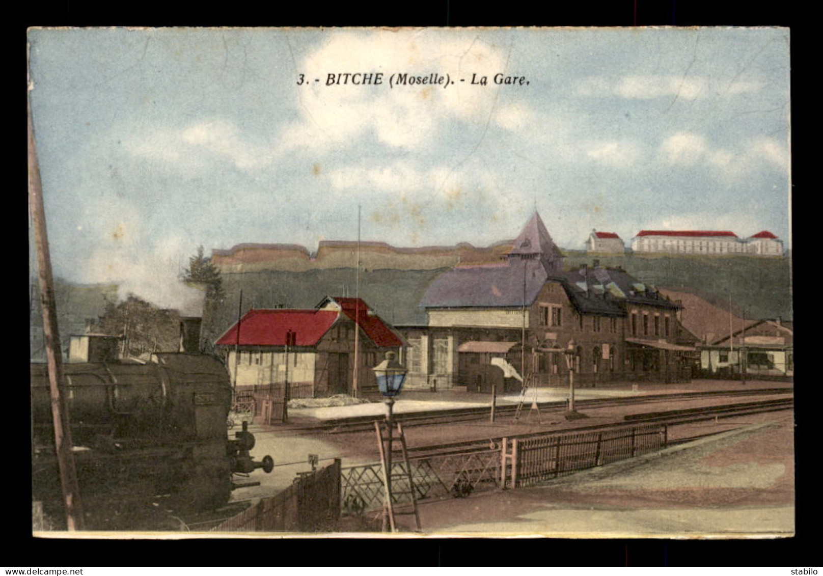 57 - BITCHE - LA GARE DE CHEMIN DE FER - CARTE COLORISEE - Bitche