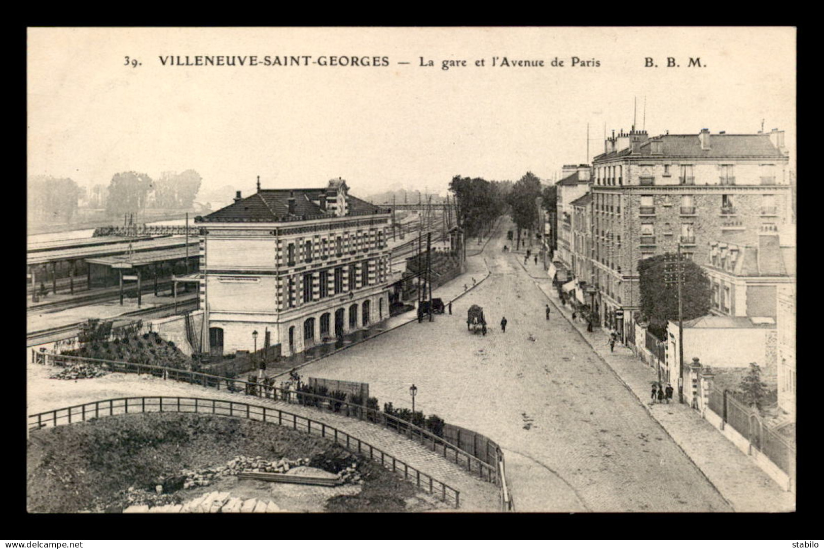 94 - VILLENEUVE-ST-GEORGES - LA GARE DE CHEMIN DE FER ET L'AVENUE DE PARIS - Villeneuve Saint Georges