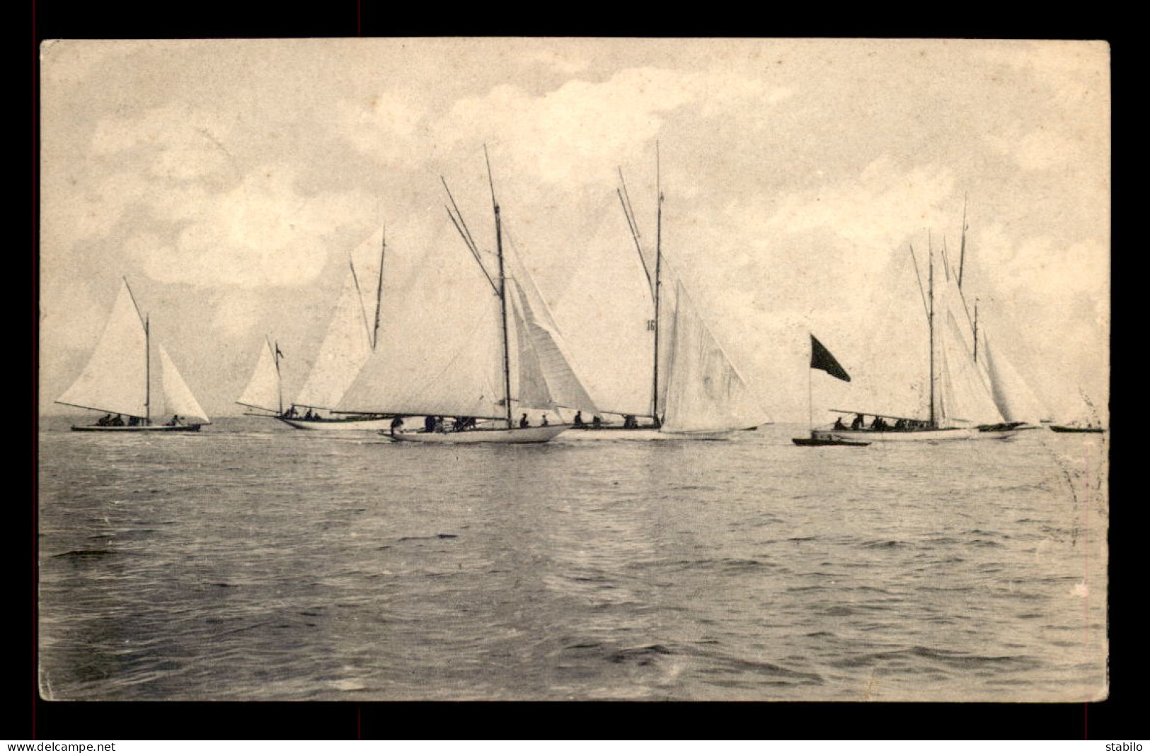 BATEAUX - VOILIERS - EN REGATES - ARCACHON ? (GIRONDE) - Veleros