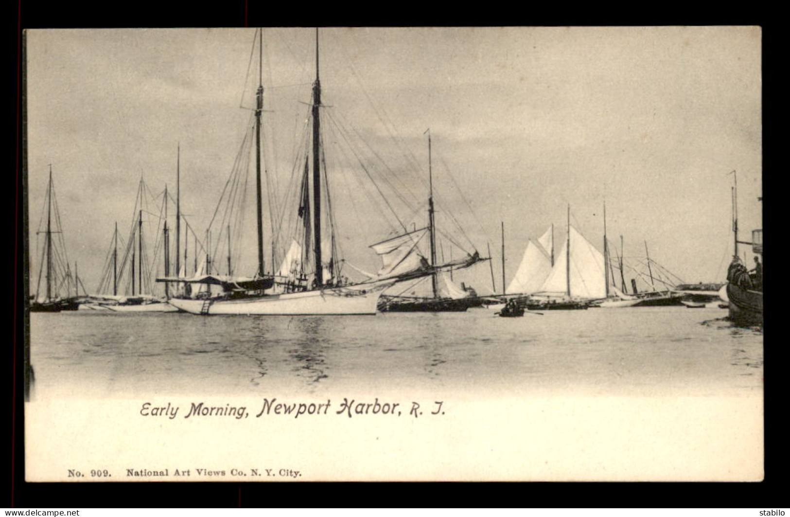 BATEAUX - VOILIERS DANS LE PORT DE NEWPORT USA - Veleros