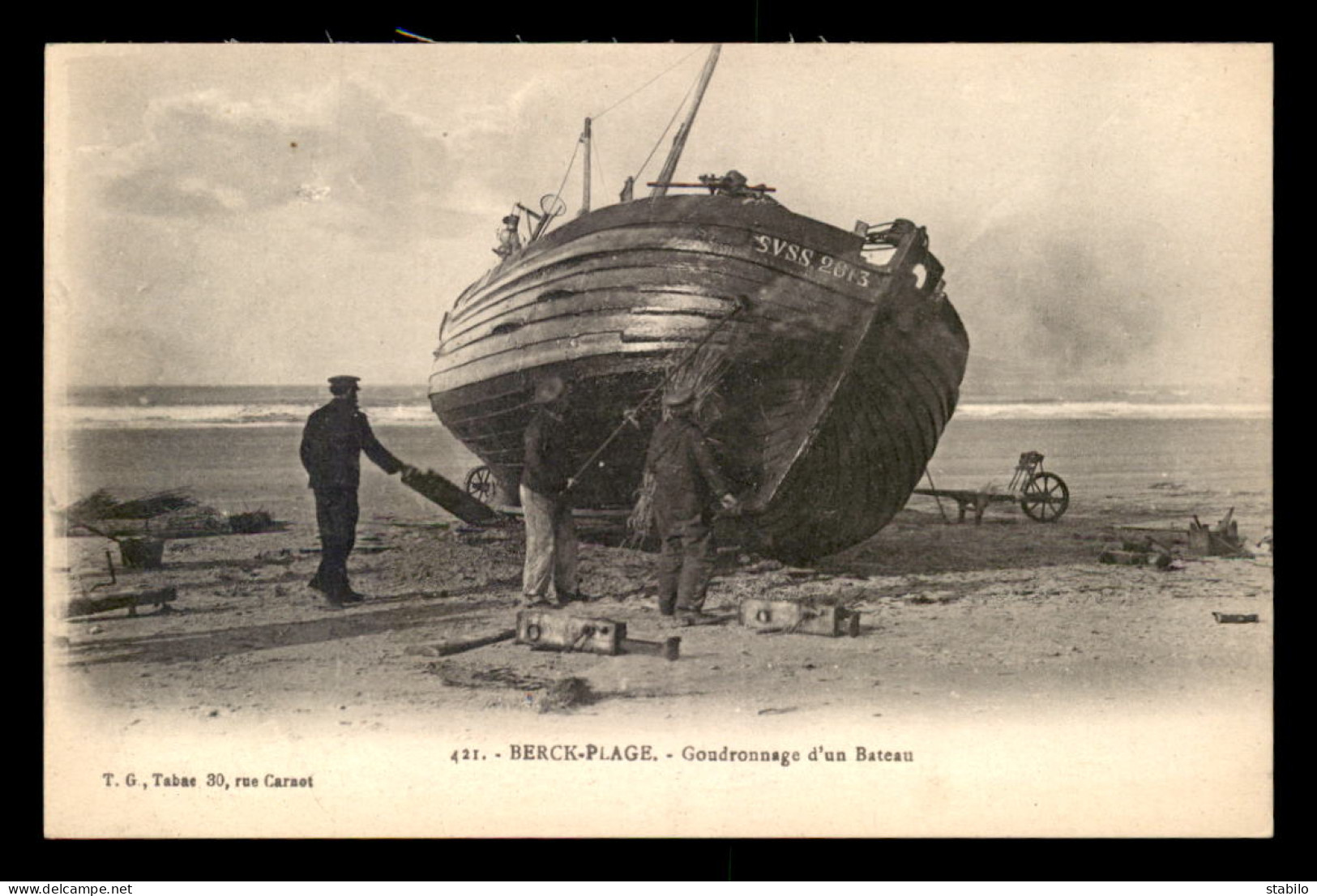 BATEAUX - GOUDRONNAGE D'UN BATEAU SUR LA PLAGE DE BERCK - Fishing Boats