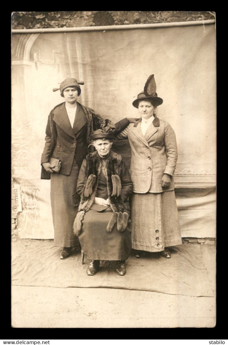 CARTE PHOTO - FEMMES - MODE  - FOURRURE - Photographs