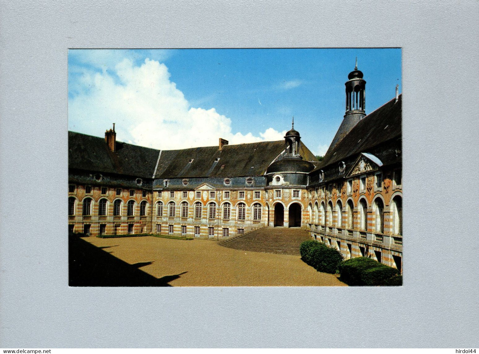 Saint Fargeau (89) : Le Chateau - La Cour D'honneur - Saint Fargeau