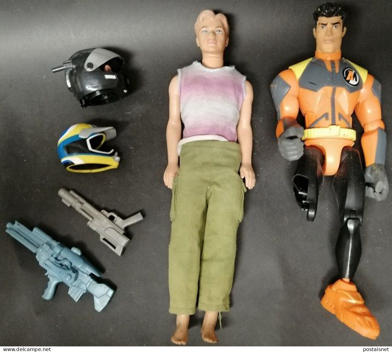 Lot Of 2 Mattel And Hasbro Dolls, 2 Helmets And 2 Accessory Weapons - Otros & Sin Clasificación