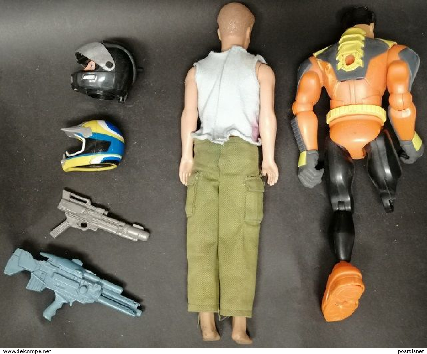 Lot Of 2 Mattel And Hasbro Dolls, 2 Helmets And 2 Accessory Weapons - Other & Unclassified