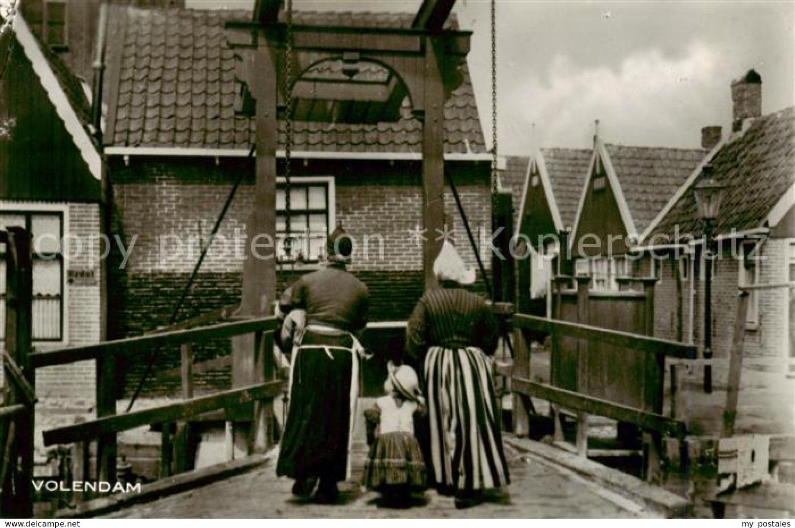 73795254 Volendam Ortsmotiv Mit Ziehbruecke Volendam - Sonstige & Ohne Zuordnung