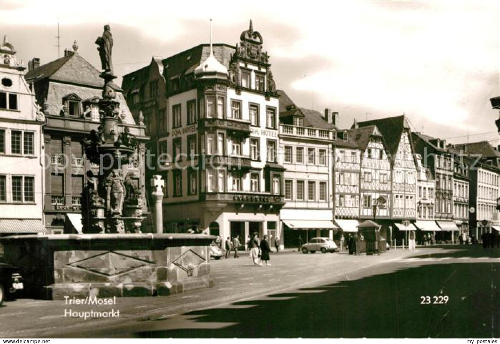 73283717 Trier Hauptmarkt Brunnen Fachwerk Trier - Trier