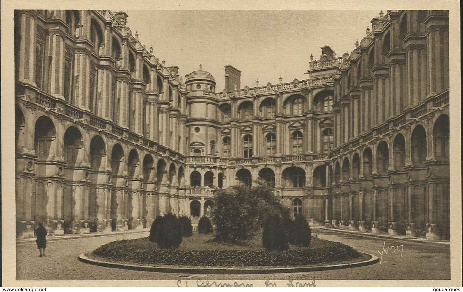 La Douce France - Saint-Germain-en-Laye - La Cour D'Honneur - (P) - St. Germain En Laye (Château)