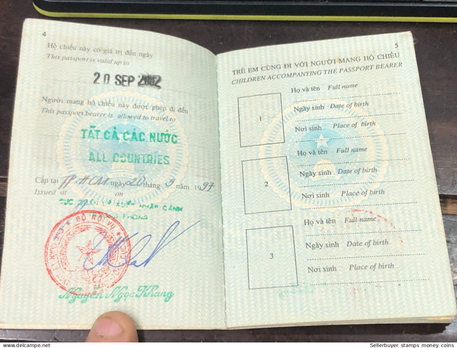 VIET NAM -OLD-GIAY THONG HANHID PASSPORT-name-HO KIN-2002-1pcs Book - Verzamelingen