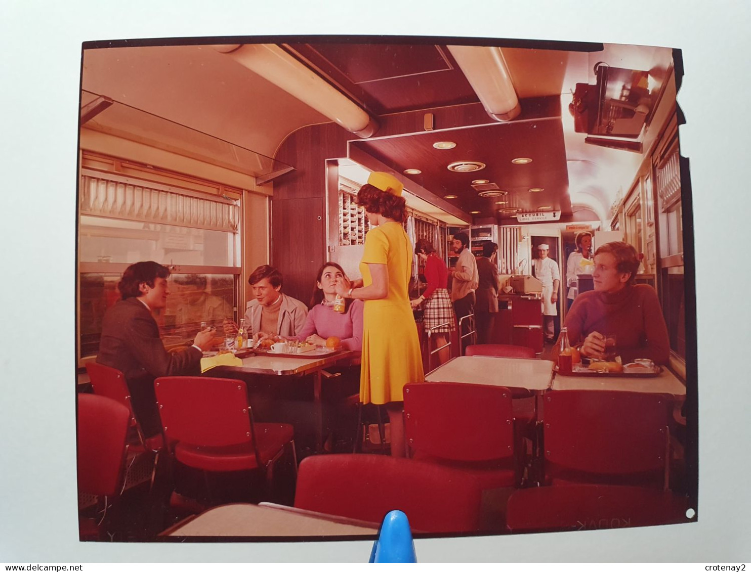 Photo TRAINS WAGON Négatif Couleur Intérieur Wagon Belle Hôtesse En Service Au Bar Corail SNCF - Treinen