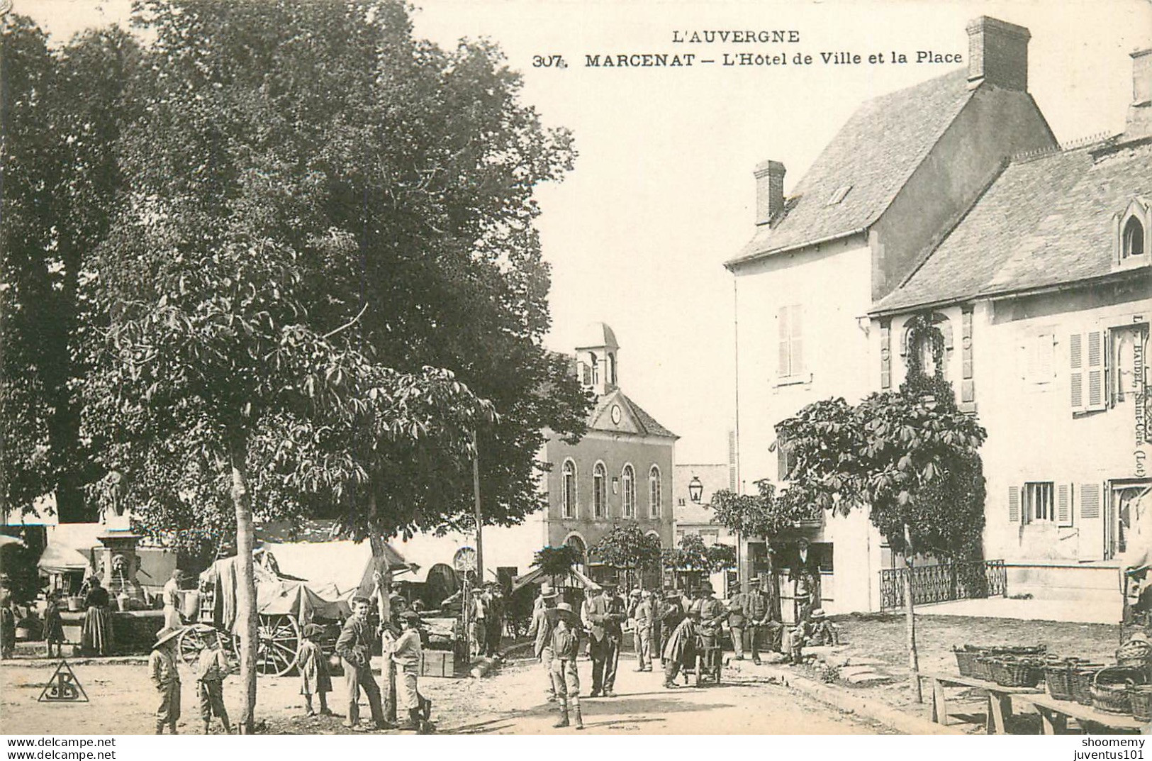 CPA Marcenat-L'hôtel De Ville Et La Place-307-Timbre      L1771 - Sonstige & Ohne Zuordnung