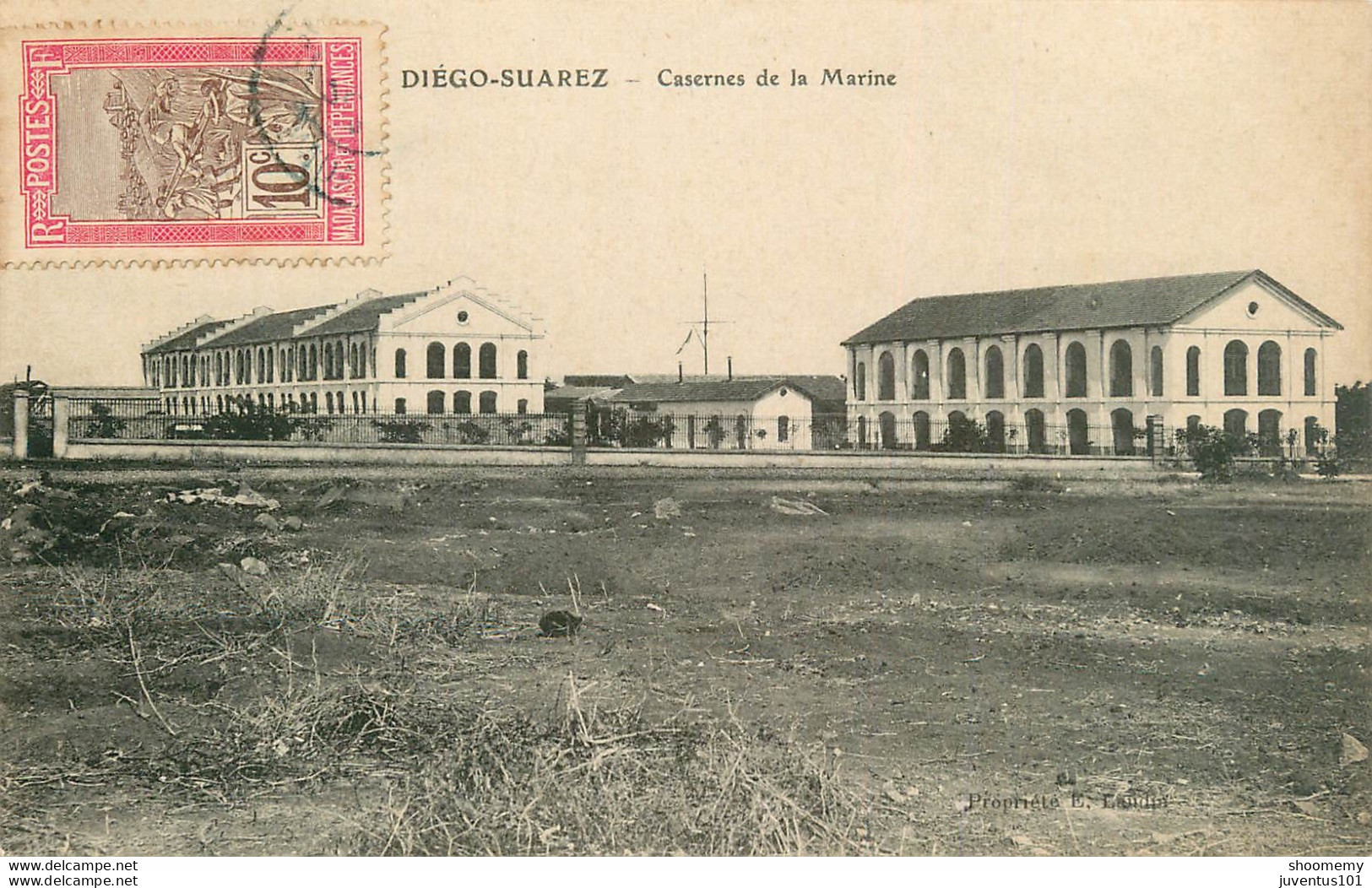 CPA Madagascar-Diégo Suarez-Casernes De La Marine-Beau Timbre      L1830 - Madagascar