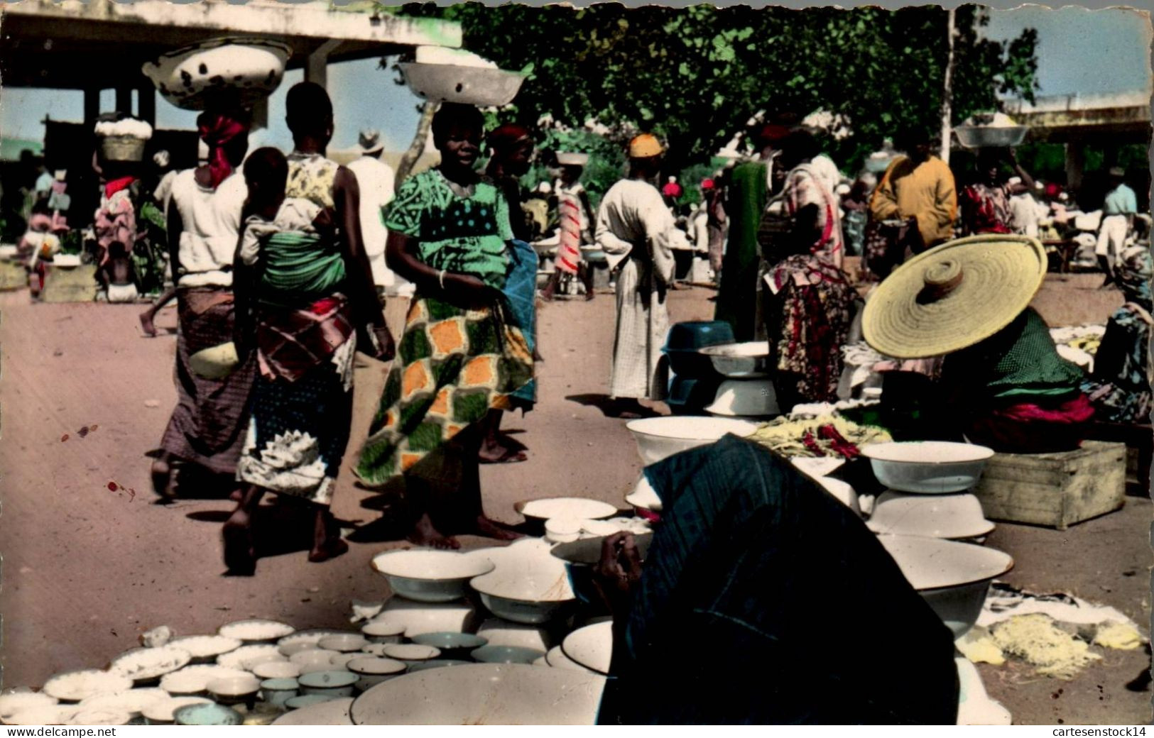 N°2002 W -cpsm Atakpame -place Du Marché- - Togo