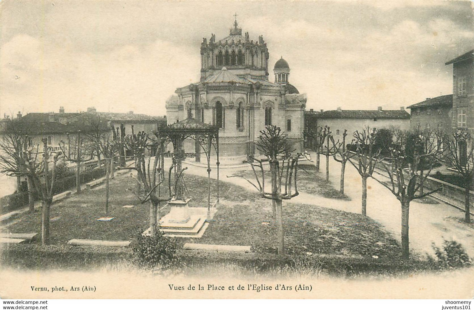 CPA Vues De La Place Et De L'église D'Ars      L1680 - Ars-sur-Formans