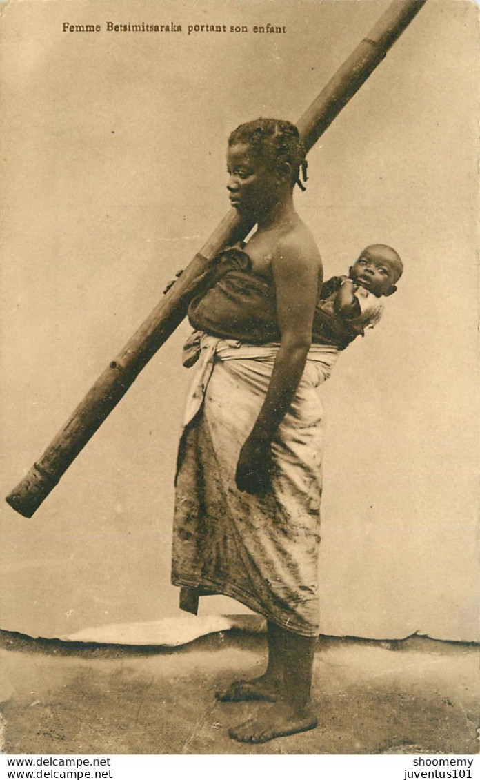 CPA Madagascar-Femme Betsimitsaraka Portant Son Enfant     L1829 - Madagaskar