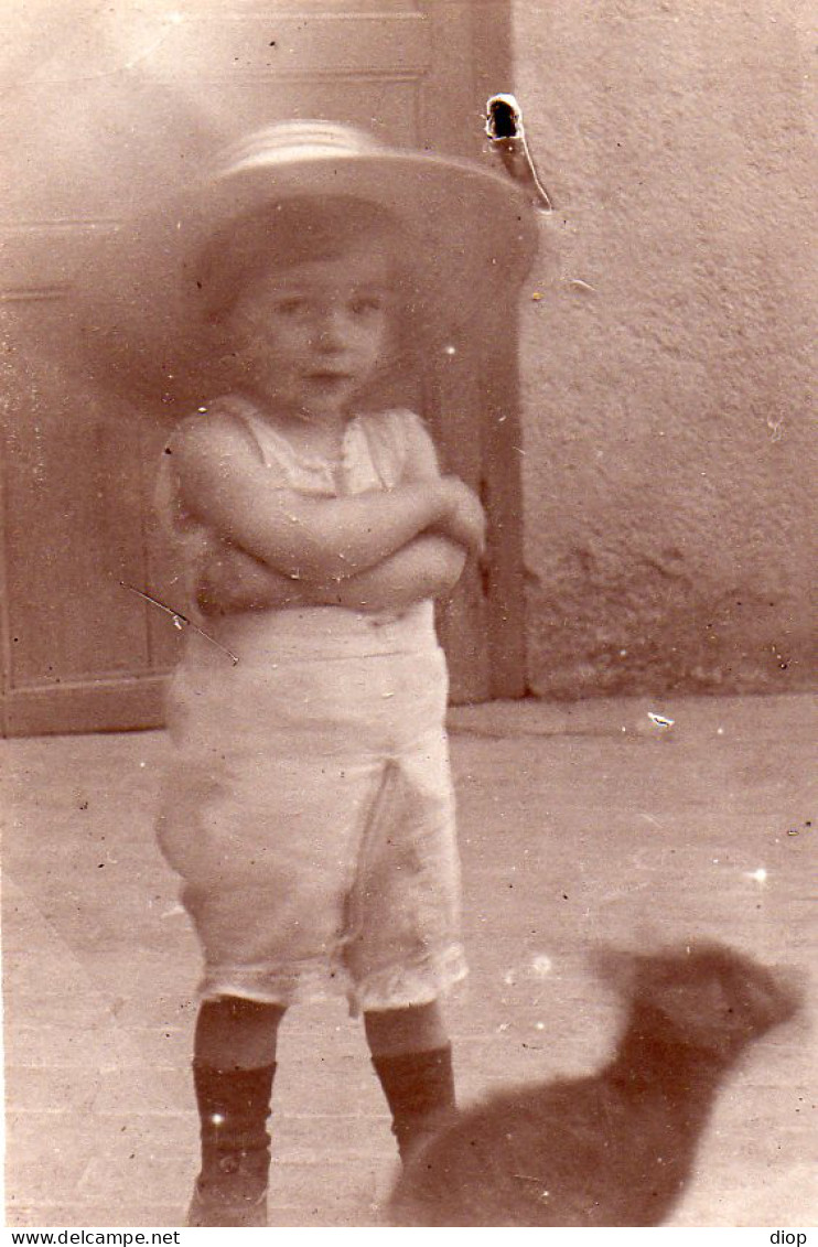 Photographie Photo Vintage Snapshot Enfant Child Brouette Foulard - Persone Anonimi