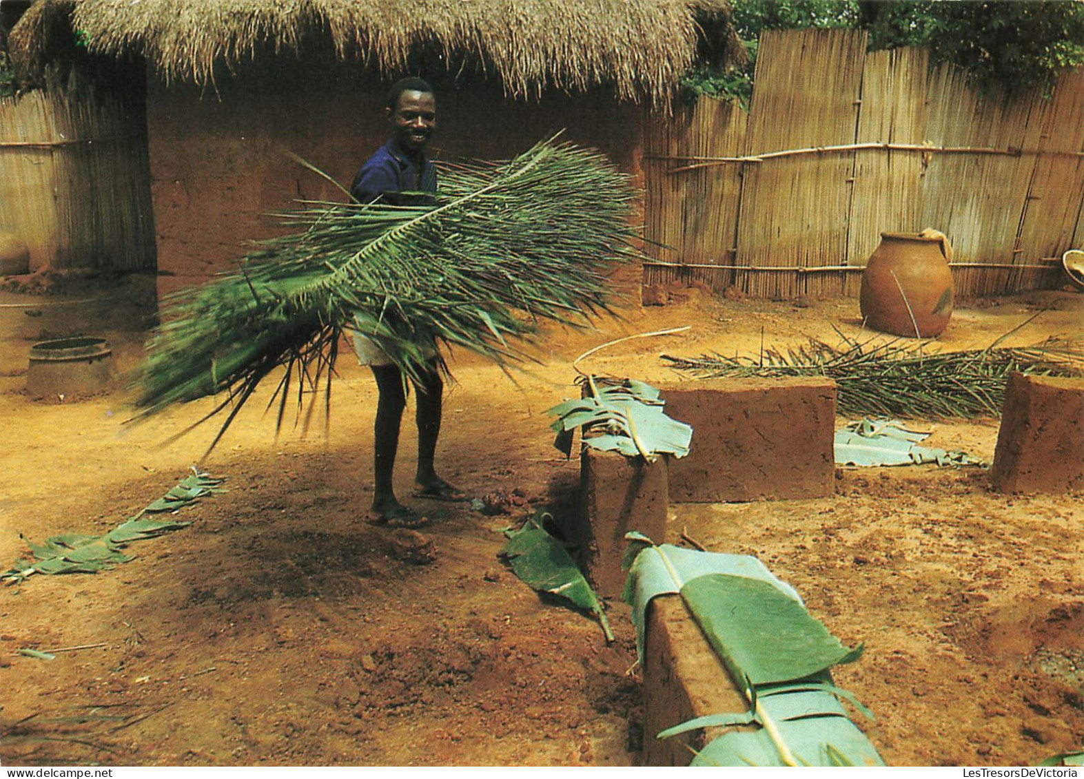 TOGO - Togo - Région De Tabligbo - Construction D'une Case - Homme En Train De Construire Une Case - Carte Postale - Togo