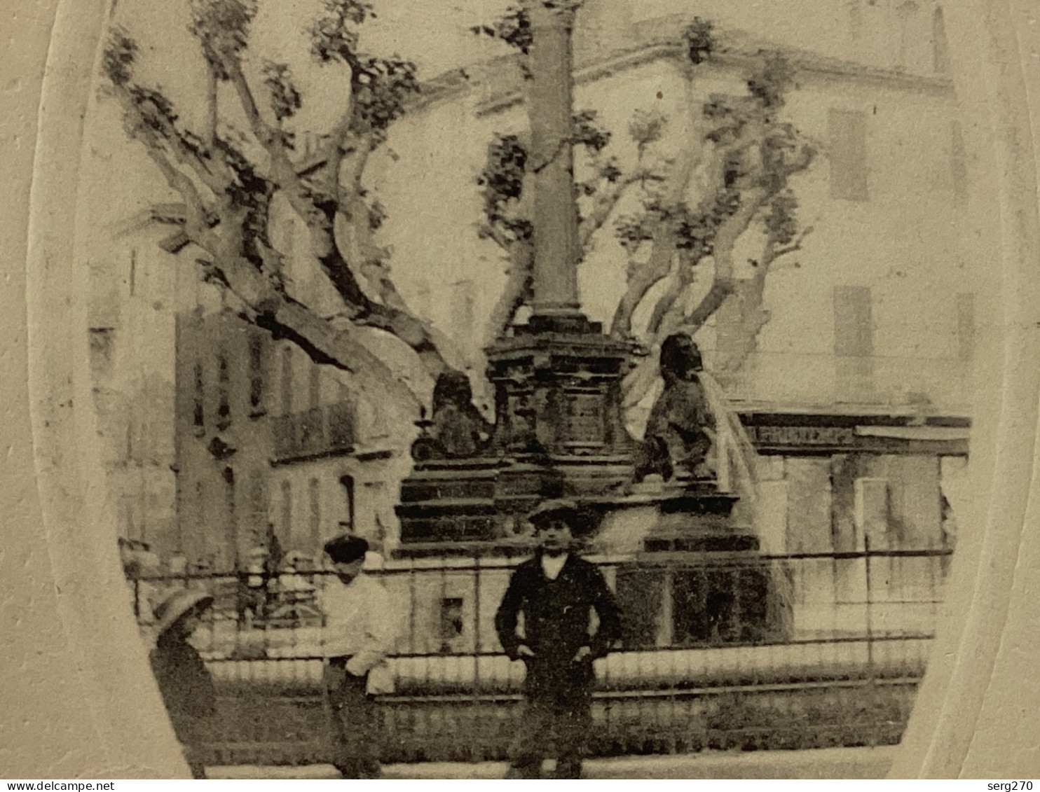 Vidauban Fontaine Monumentale éditeur Roux Enfants Devant La Fontaine, Carte, Animée Rare, 1912 Dans Un Médaillon - Vidauban