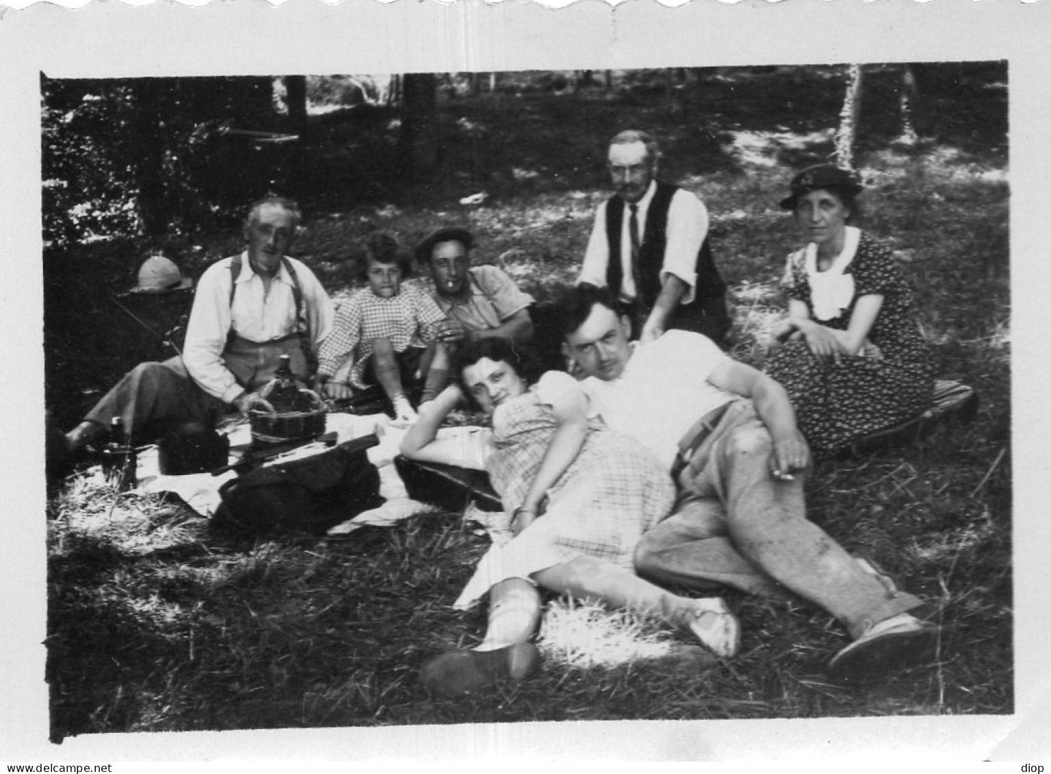 Photographie Photo Vintage Snapshot Picnic Pique Nique Herbe Manger Ground  - Other & Unclassified