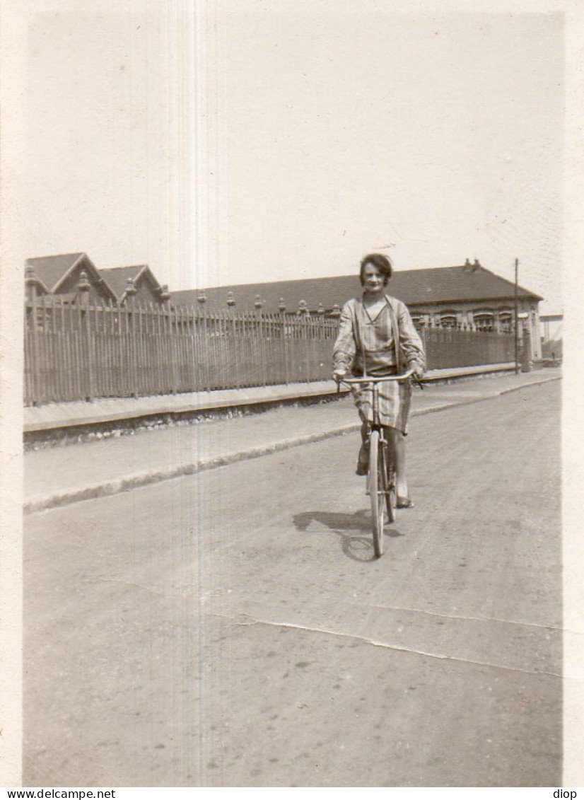Photographie Photo Vintage Snapshot V&eacute;lo Bicyclette Bicycle Bike - Other & Unclassified